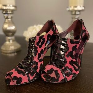 Popping Peep Toe Animal Print Heel 😈